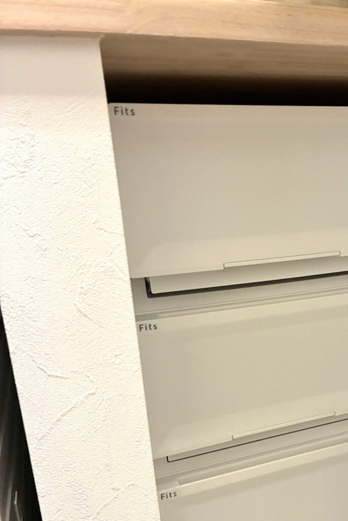 ランドリールームの造作カウンター下の天馬Fitsケース